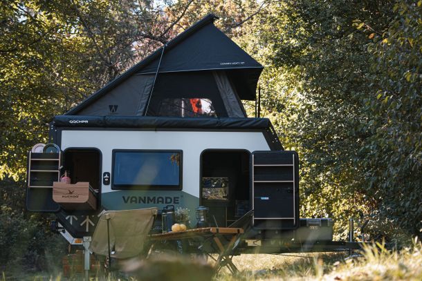 Kuckoo Camper Gemeinsam Draussen Außenansicht Max frontal mit Campingzubehör